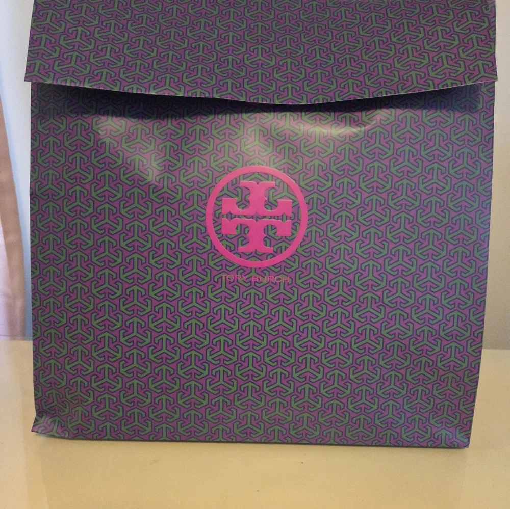 Tory Burch Block-T-Satchel - Picture 9 of 9